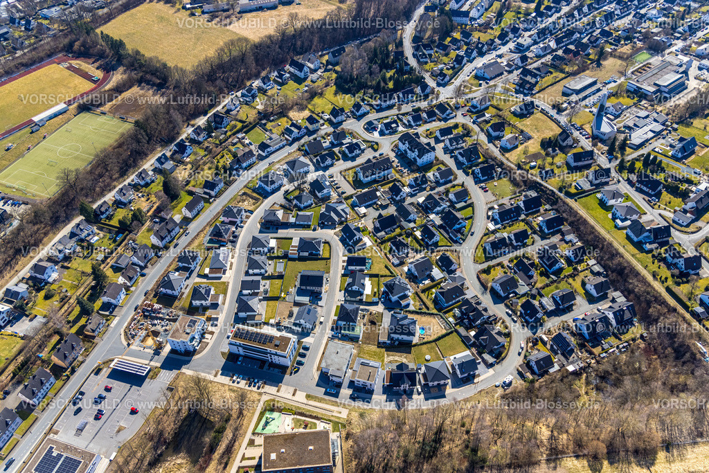 Meschede250305012 | Luftbild, Neubau Wohngebiet Ortsansicht Am Ziegeleiteich, Waldstraße, Neubaugebiet Ziegelei II mit AWO-Kindergarten in Holzbauweise, Meschede-Stadt, Meschede, Sauerland, Nordrhein-Westfalen, Deutschland