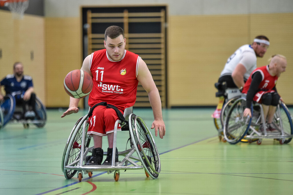2024-03-17-0233 | Yannick Mildner (RSKV Tübingen #12), Angriff, Korbwurf; Hannes Hartung (BG Baskets Hamburg, #17), Saman Balaghi (BG Baskets Hamburg, #23),( RSKV Tübingen vs. BG Baskets Hamburg, Rollstuhlbasketball 2. Bundesliga, Saison 2023/24, 17.03.2024
Foto: Ralph Kunze - Realisiert mit Pictrs.com