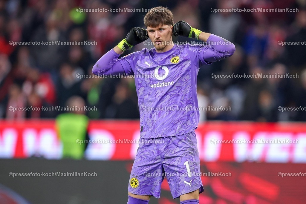 FCB18102501156 | 18.10.2025, Fußball, FC Bayern München - Borussia Dortmund, 1. Fußball Bundesliga, 7. Spieltag, Allianz Arena, Saison 2025 2026: Torwart Gregor Kobel (BVB #01) wärmt sich dioe OhrenDFB regulations prohibit any use of photographs as image sequences and or quasi-video.