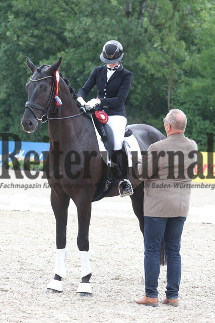 Weilheim_2023_Prfg.Nr.22_4jähr.Stuten u.Wallache_Siegerehrung_Prfg.Nr.22_ (7) | Alle Fotos der Reiterjournal Fotografin Doris Matthaes im Reiterjournal Online-Fotoshop. - Realisiert mit Pictrs.com