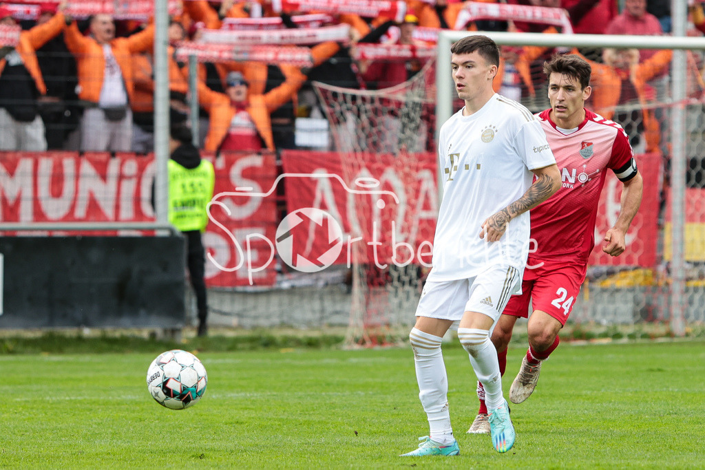 TSV Aubstadt - FC Bayern Amateure | Barry Hepburn (FCB #45) im Duell mit Ben Mueller (TSV #24)