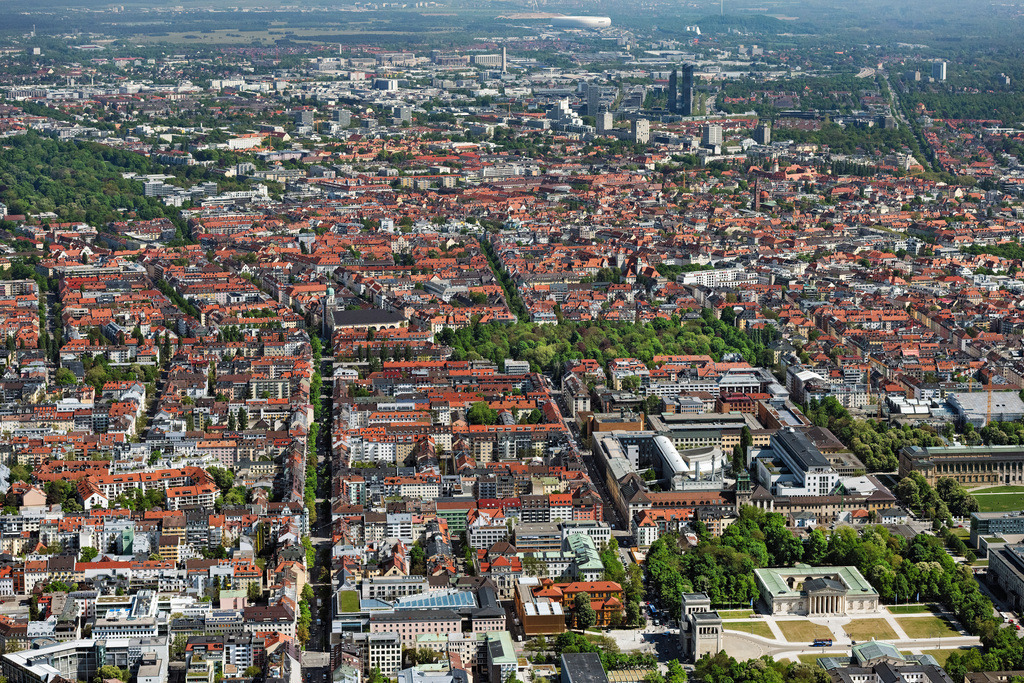dr__0063873.jpg | MüNCHEN 29.04.2025 Innenstadtbereich im Stadtgebiet Schwabing an der Jakob-Klar-Straße, Elisabethstraße in München im Bundesland Bayern, Deutschland. // Cityscape of the district Schwabing on street Jakob-Klar-Strasse, Elisabethstrasse in Munich in the state Bavaria, Germany. Foto: Daniel Reiter