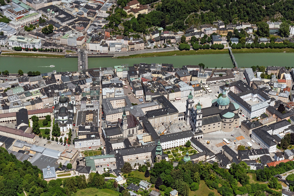 dr__0100188.jpg | SALZBURG 13.06.2023 Altstadtbereich und Innenstadtzentrum am Residenzplatz in Salzburg in Österreich. 