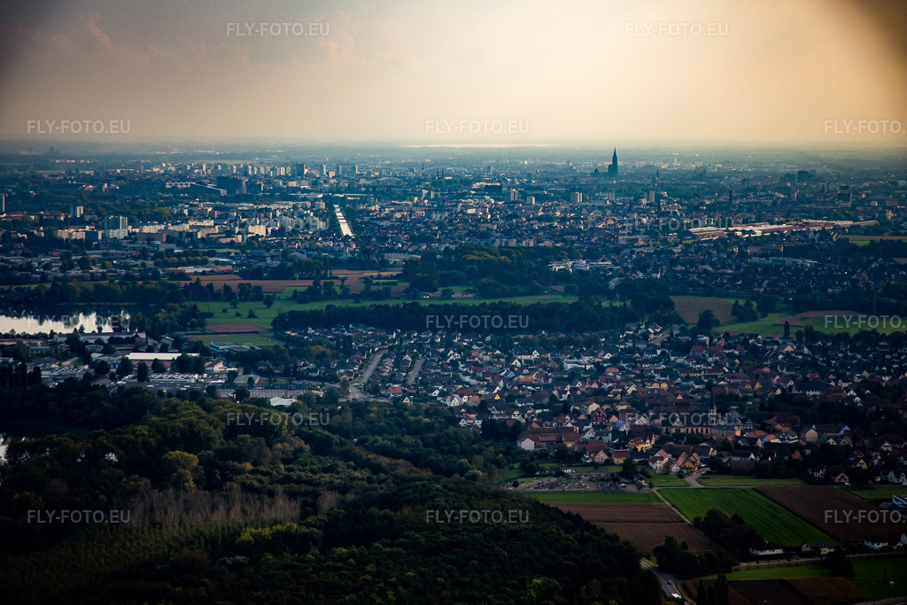 Vue aérienne: Strasbourg vue du nord à Hœnheim dans le département Bas Rhin, France. Photo: IMG_074109.jpg prise le 04/10/2014 par Werner Riehm/FLY-FOTO.euRésolution de l'original: 5472 x 3648 px