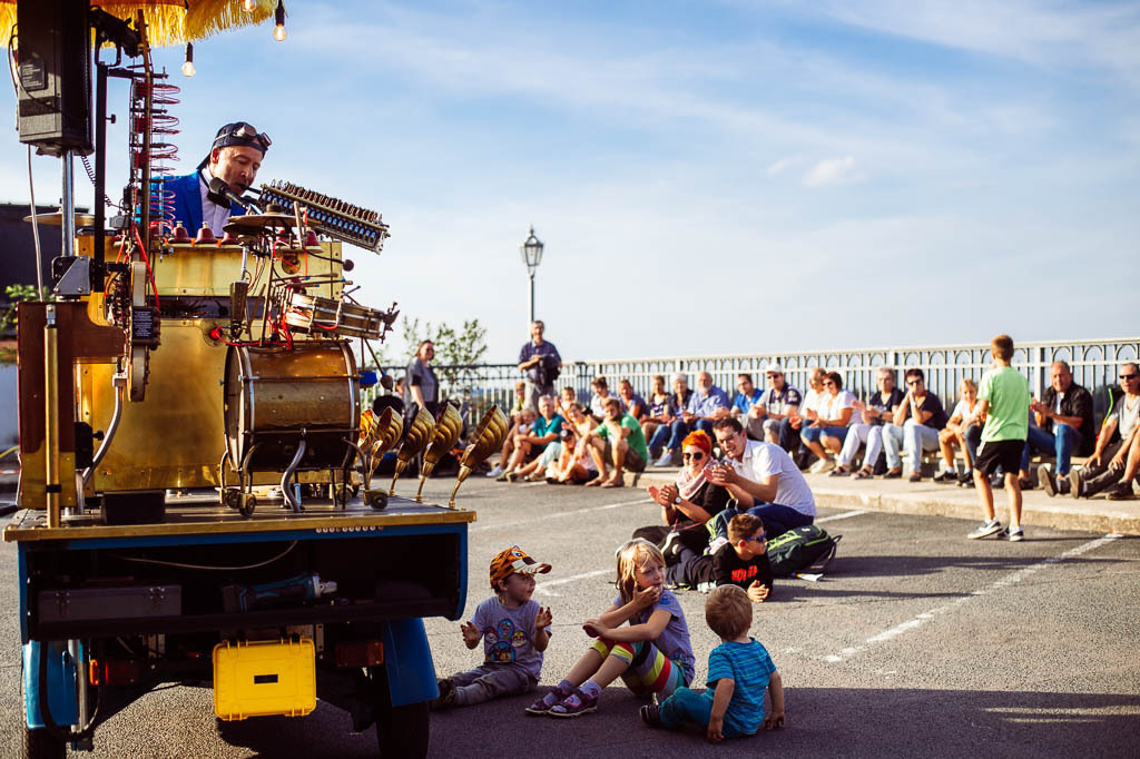 Universal Druckluft Orchester | Das Universal Druckluft Orchester mit Peter Till am Forte Belvedere Leisnig zum Festival Hallo Leisnig 2022. - Realisiert mit Pictrs.com