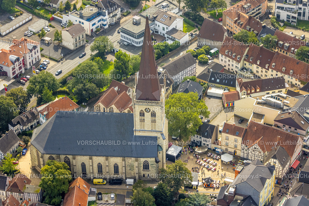 Unna230901086 | Luftbild, Stadtfest Unna 2023, Außengastronomie auf dem Kirchplatz der evang. Stadtkirche, Unna, Ruhrgebiet, Nordrhein-Westfalen, Deutschland