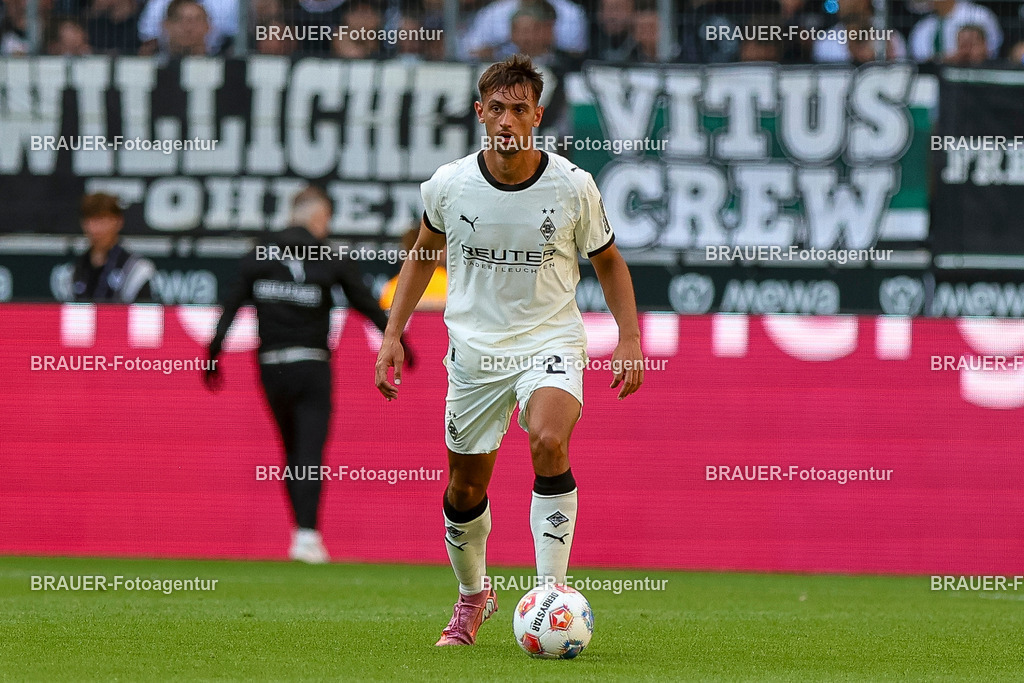 Borussia Mönchengladbach vs Hamburger SV - Bundesliga  | Mönchengladbach, Deutschland, 24.08.25:   Fabio Chiarodia (Borussia Mönchengladbach) in Aktion am Ball, Einzelaktion waehrend des Spiels der Bundesliga zwischen Borussia Mönchengladbach vs Hamburger SV im Stadion im Borussia Park(Foto von Brauer-Fotoagentur / Adrian Schlueter)
