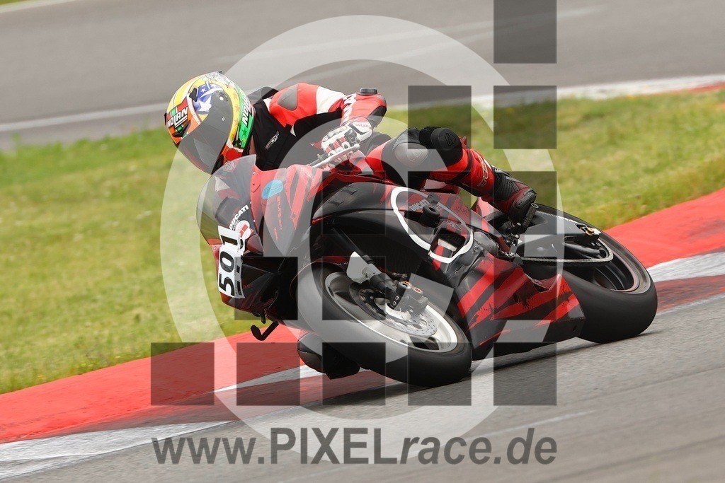 0501-20250602_10383 | Schöne Erinnerungen an spannende Momente - das festzuhalten ist unser Job. PIXELrace.de ist seit 2003 auf den Rennstrecken Europas unterwegs um die Action draußen beim Fahren und die wunderbare Stimmung imm Fahrerlager für euch einzufangen.