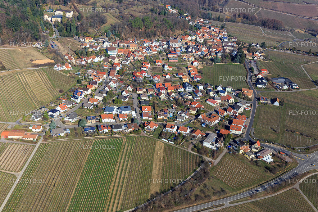 Winzerdorfansicht aus Süden im Winter ohne Schnee | Luftbild: Winzerdorfansicht aus Süden im Winter ohne Schnee in Gleisweiler im Bundesland Rheinland-Pfalz in Deutschland. Foto: IMG_112689.jpg vom 27.02.2019 durch Werner Riehm/FLY-FOTO.de - Realisiert mit Pictrs.com