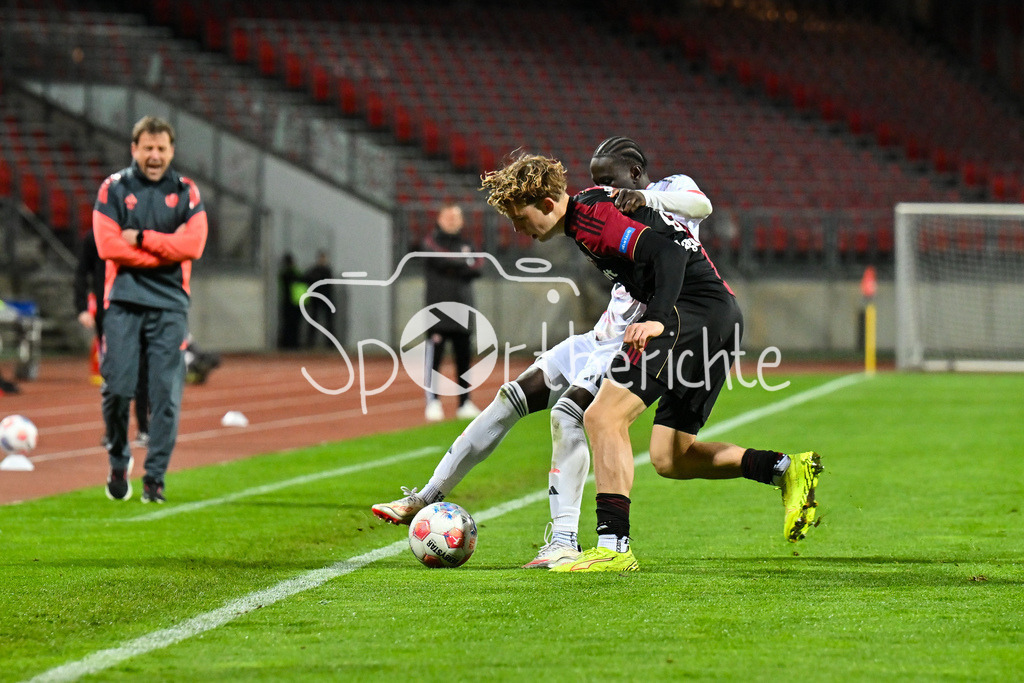 1. FC Nürnberg II - FC Bayern Amateure | NÜRNBERG, GERMANY - 21. APRIL: im Duell Bajung DARBOE (FC Bayern München II 7) und Ben HAGMEYER (1. FC Nürnberg II 8) während dem Match zwischen dem 1. FC Nürnberg II und den Amateuren des FC Bayern am 30. Spieltag der Regionalliga Bayern im Max-Morlock Stadion
