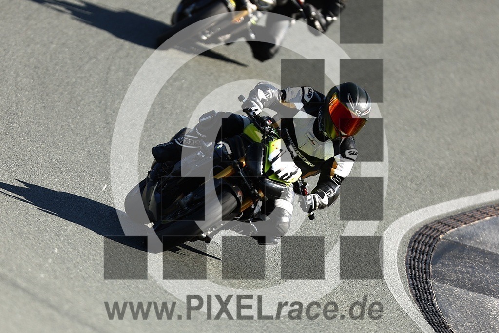 0113-20250915_01298 | Schöne Erinnerungen an spannende Momente - das festzuhalten ist unser Job. PIXELrace.de ist seit 2003 auf den Rennstrecken Europas unterwegs um die Action draußen beim Fahren und die wunderbare Stimmung imm Fahrerlager für euch einzufangen.