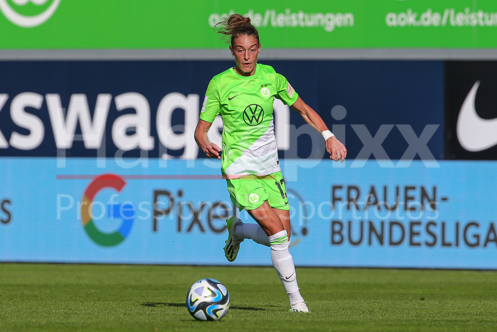 Fussball, Google Pixel Frauen-Bundesliga, VfL Wolfsburg - Bayer 04 Leverkusen | v.li.: Felicitas Rauch (VfL Wolfsburg, 13) Freisteller, Einzelbild, Ganzkörper, Aktion, Action, Spielszene, DIE DFB-RICHTLINIEN UNTERSAGEN JEGLICHE NUTZUNG VON FOTOS ALS SEQUENZBILDER UND/ODER VIDEOÄHNLICHE FOTOSTRECKEN. DFB REGULATIONS PROHIBIT ANY USE OF PHOTOGRAPHS AS IMAGE SEQUENCES AND/OR QUASI-VIDEO.