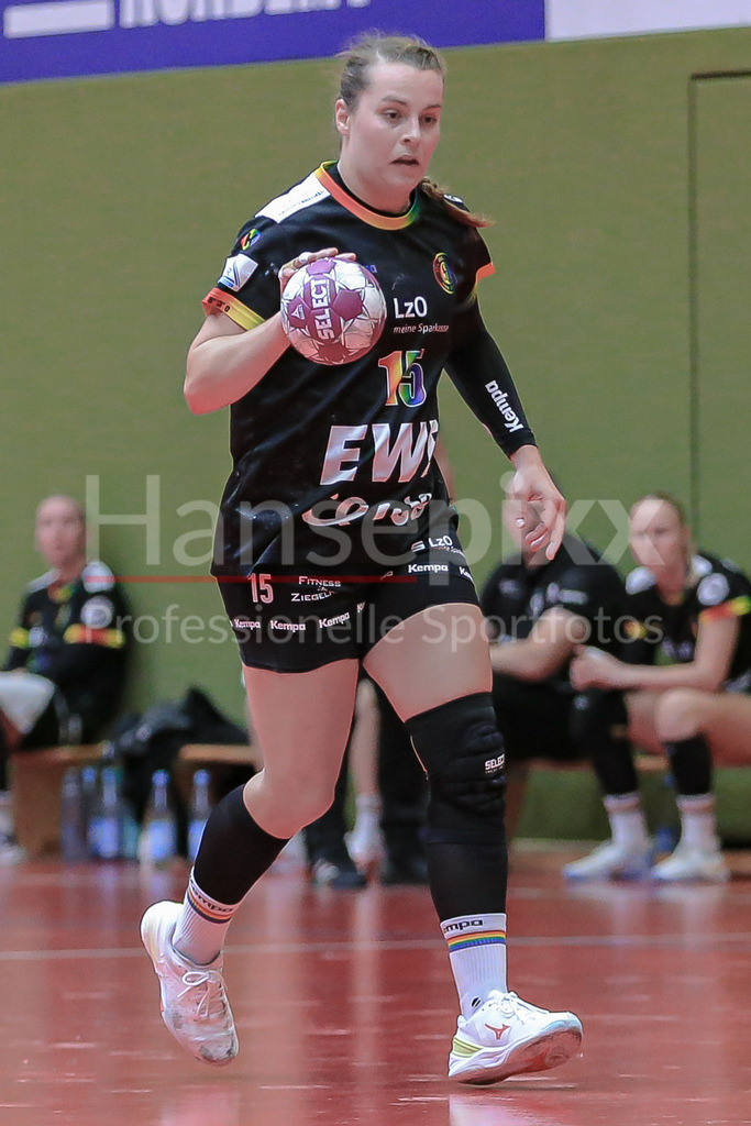Handball, Testspiel Frauen, SV Werder Bremen - VfL Oldenburg | v.li.: Merle Carstensen (VfL Oldenburg, 15) am Ball, Spielszene, Aktion, Action