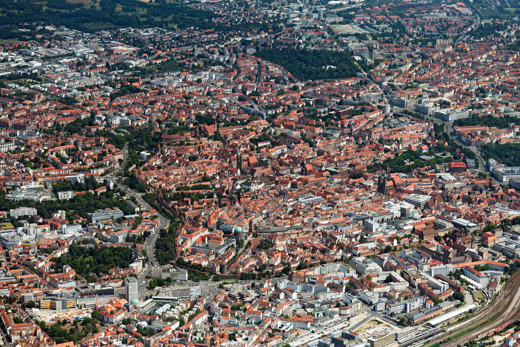 dr__0049201.jpg | NüRNBERG 19.07.2024 Altstadtbereich und Innenstadtzentrum in Nürnberg im Bundesland Bayern, Deutschland. Weiterführende Informationen bei: Stadt Nürnberg. // Old Town area and city center in Nuremberg in the state Bavaria, Germany. Further information at: Stadt Nuernberg. Foto: Daniel Reiter