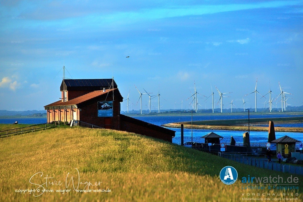 Badestellen Holmer Siel und Lüttmoor Siel | Die Anlage befindet sich im Bereich des Beltringharder Koogs, der 1987 durch einen Deich von der offenen Nordsee abgetrennt wurde.  Der Name leitet sich von einem historischen Siel ab, das in der Region existierte, bevor die großflächige Küstenumbaumaßnahme durchgeführt wurde. Heute verbindet ein autofreier Deich die Badestellen Holmer Siel und Lüttmoor Siel und dient als beliebter Spazier- und Radweg.