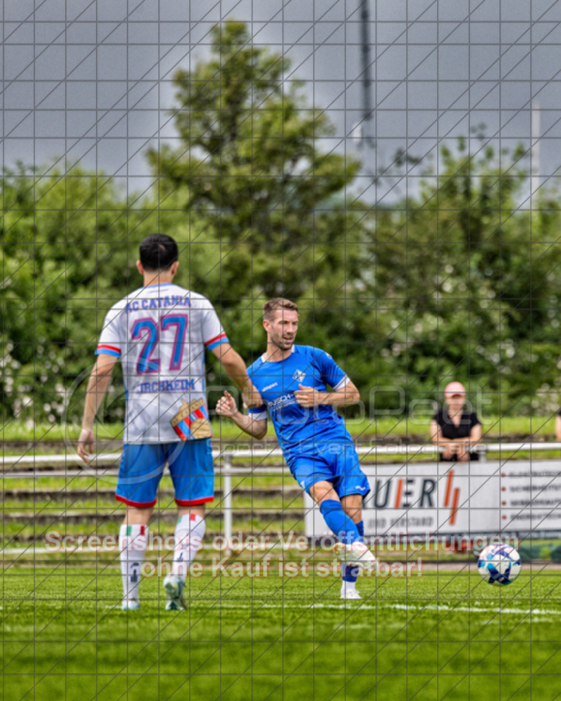 20250601_151050_0052-Bearbeitet-2 | #,1.FC Eislingen (blau) vs. AC Catania Kirchheim (weiß), Fußball, Bezirksliga - Bezirk Neckar/Fils, 29. Spieltag, Saison 2024/2025, Rasenplatz, Eichbachstation, Haldenstraße, 73054 Eislingen, 01.06.2025 - 15:00 Uhr,Foto: PhotoPeet-Sportfotografie/Peter Harich