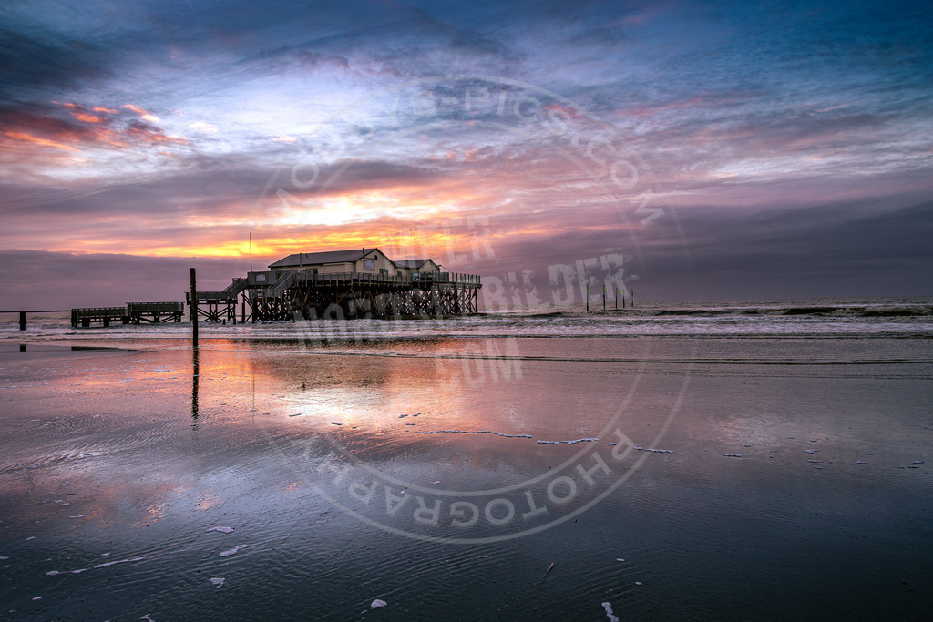 Strandbar im Sonnenuntergang | Pfahlbaurestaurant im Sonnenuntergang am Strand