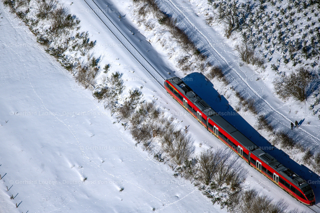 4043638 | roter Zug in verschneiter Landschaft bei Winterberg