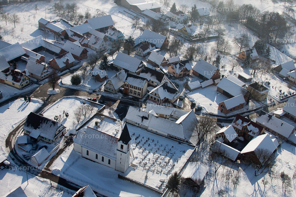 Luftbild: Winterlich schneebedeckte Kirchengebäude im Dorfkern in Eberbach-Seltz im Bundesland Bas-Rhin in Frankreich. Foto: IMG_36219.jpg vom 02.01.2011 durch Werner Riehm/FLY-FOTO.de
