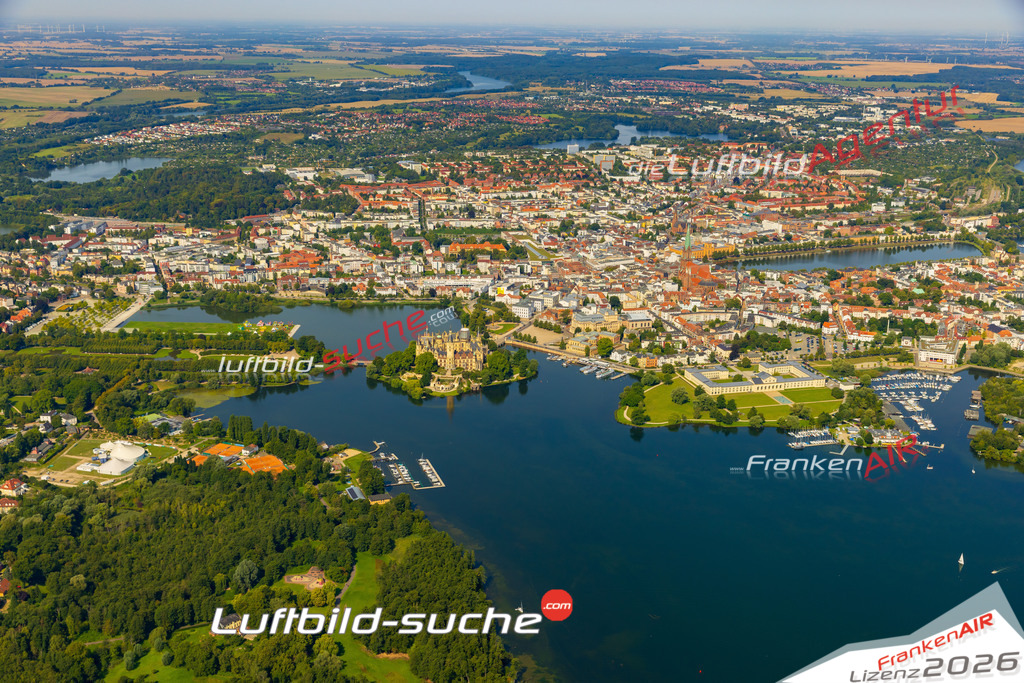 Schöne Luftaufnahme als Geschenk in Schweriner Altstadt Schwerin - Die Luftbildaufnahme wurde 2025 vom UL-Flugzeug heraus erstellt ( keine Drohne ) - Hochauflösende Luftaufnahme -Nicht vergleichbar mit Google Maps oder Satelittenbilder- Die Geschenkidee !Mit Lizenz und Bildrechte bestellbar