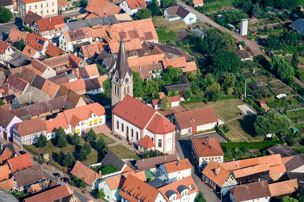 Luftbild: Kirchstraße mit St. Martin in Steinweiler im Bundesland Rheinland-Pfalz in Deutschland. Foto: IMG_11983.jpg vom 31.07.2008 durch Werner Riehm/FLY-FOTO.de