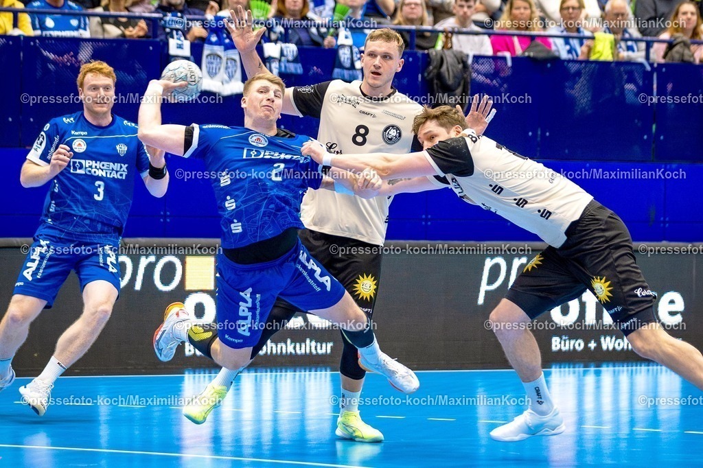 xKWI25092501015 | 25.09.2025, xkwix, Handball, 1. Handball-Bundesliga, DAIKIN HBL 2025/26, TBV Lemgo Lippe - Bergischer HC, PHOENIX CONTACT Arena: Lukas Hutecek (TBV Lemgo Lippe #2) im Zweikampf 