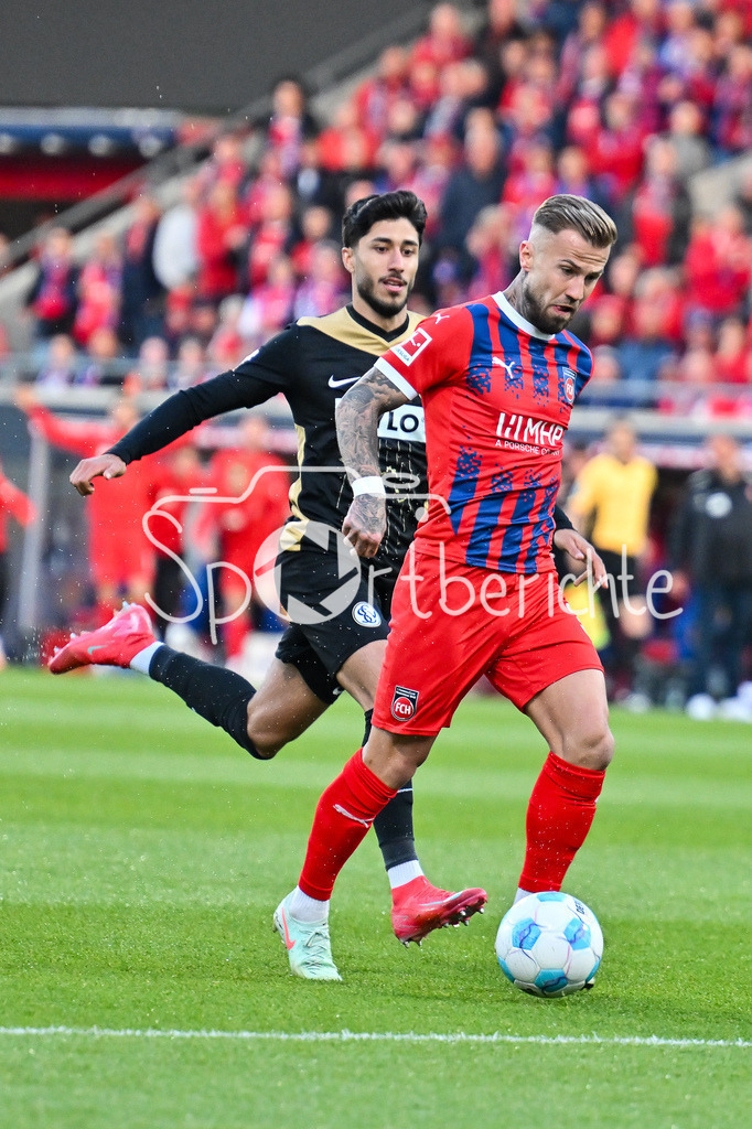 1. FC Heidenheim - SV Elversberg 07 | im Duell Muhammed DAMAR (SV Elversberg 30) und Niklas DORSCH (Heidenheim 39) / Zweikampf / Relegation Bundesliga: 1. FC Heidenheim - SV Elversberg 07, Voith-Arena am 22.05.2025 / DFL REGULATIONS PROHIBIT ANY USE OF PHOTOGRAPHS AS IMAGE SEQUENCES AND/OR QUASI-VIDEO / BLD / ZDF