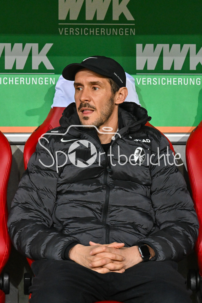 FC Augsburg - SC Freiburg | AUGSBURG, GERMANY - 18. JANUARY: im Bild Julian SCHUSTER Trainer SC Freiburg / Einzelfoto / Freisteller vor dem Bundesligamatch zwischen dem FC Augsburg und dem SC Freiburg am 18. Spieltag in der WWK-Arena / DFL REGULATIONS PROHIBIT ANY USE OF PHOTOGRAPHS AS IMAGE SEQUENCES AND/OR QUASI-VIDEO