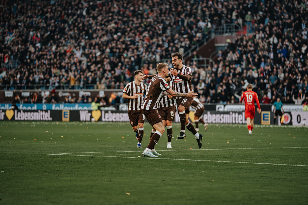 FCS06758 | Der offizielle Shop für FC St. Pauli Fotos. Wähle aus Spielszenen & Fanmomenten dein FCSP Wunschformat. Wir liefern Millerntor-Atmosphäre.
