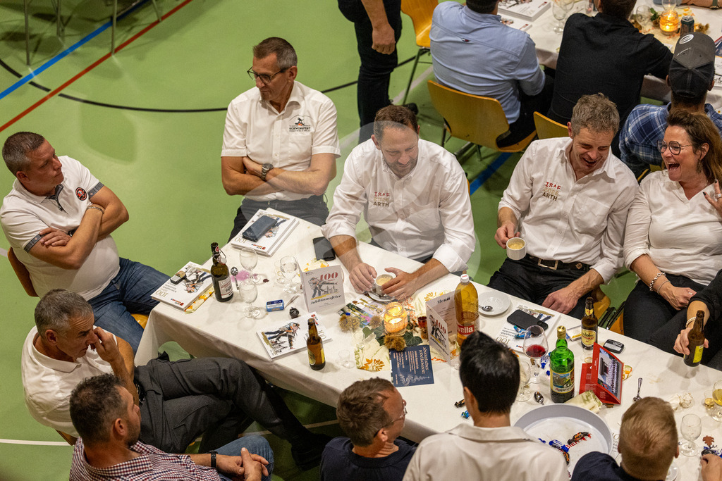 SKE100J_5049 | Die Schwinger des Schwyzer Kantonalen Schwingerverbandes: Fotos, die Dynamik und Leidenschaft festhalten, sowie emotionale Momente aus dem traditionellen Schwingsport zeigen. - Realisiert mit Pictrs.com