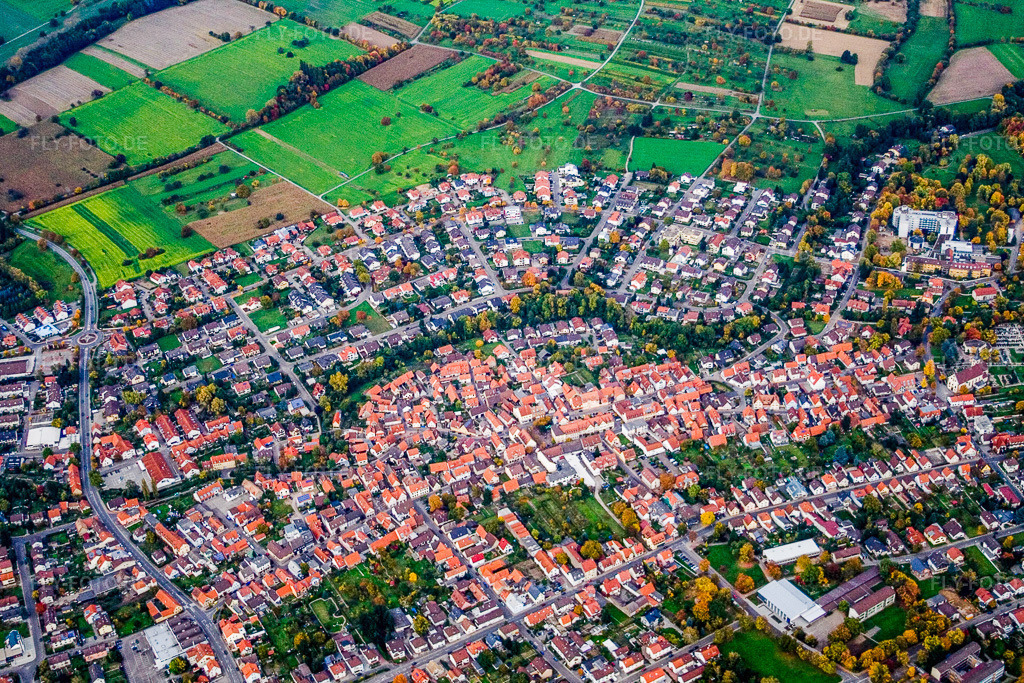 Luftbild: Ortsansicht von Westen im Ortsteil Bad Langenbrücken in Bad Schönborn im Bundesland Baden-Württemberg in Deutschland. Foto: IMG_14180.jpg vom 12.10.2008 durch Werner Riehm/FLY-FOTO.de
