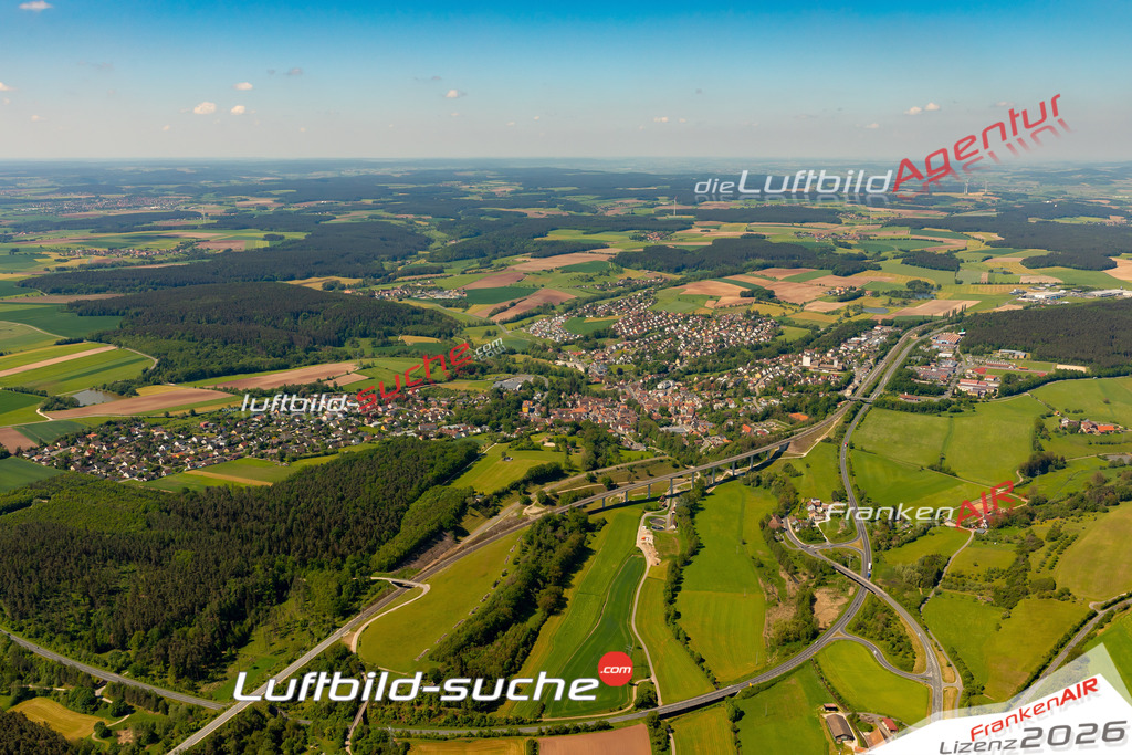 Das Luftbild zeigt :  Emskirchen - Die Luftaufnahme wurde 2024 vom UL-Flugzeug aus erstellt ( keine Drohne ) - Hochauflösende Luftaufnahme - Für grossformatige Ausdrucke geeignet. Die Geschenkidee !Mit Lizenz und Bildrechte bestellbar
