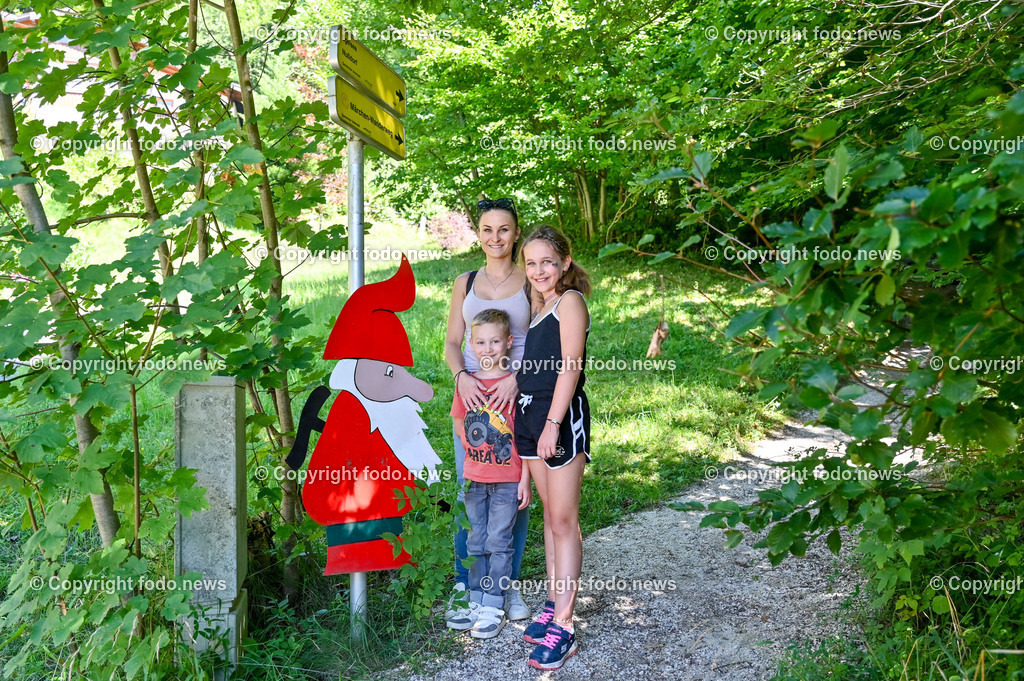 Unterach am Attersee_ Maerchenwald_ 11.08.2023-10 | 11.08.2023, Unterach am Attersee, AUT, Maerchenwald, Maerchenweg, im Bild Denise Rannegger (30, Ebensee) mit Lucas (5) und Emelie (10)
