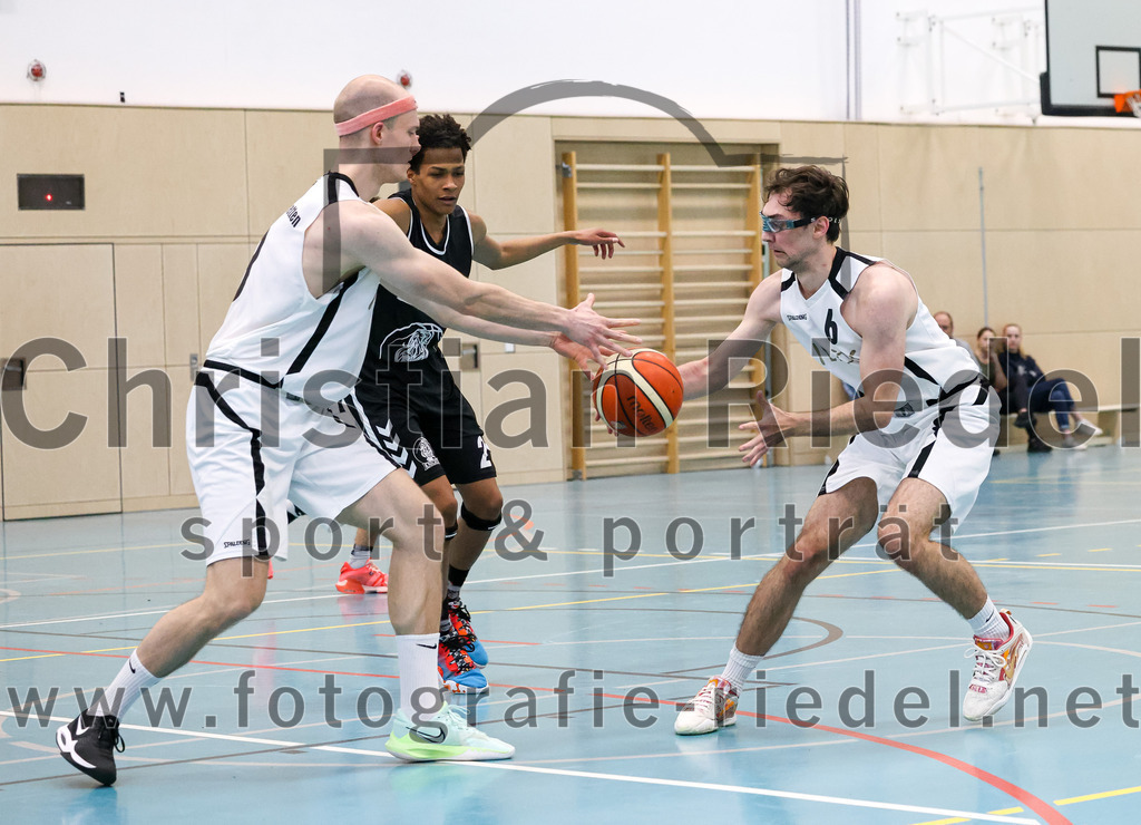 2023-03-26_043_TSV_Vaterstetten_gegen_Wacker_Knights_Burghausen | Vaterstetten, Deutschland, 26.03.2023:
Basketball, Bayernliga Herren Südost 2022 / 2023, 17. Spieltag, TSV Vaterstetten gegen Wacker Knights Burghausen, Endergebnis: 

F. Sutur (TSV Vaterstetten, #3), Maximilian Rothe (TSV Vaterstetten, #6)

Foto: Christian Riedel / fotografie-riedel.net