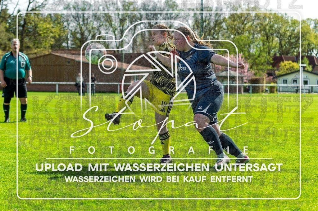 Kreisliga Damen HKCE - SG Fulde vs. Sportfreunde Bispingen | Luana Ostrowski (SG Fulde #19), Marlen Sophie Bartels (Sportfreunde Bispingen #77); Kreisliga Damen HKCE - SG Fulde vs. Sportfreunde Bispingen am 26.04.2026 in Zentralstadion, Fulde - Realisiert mit Pictrs.com