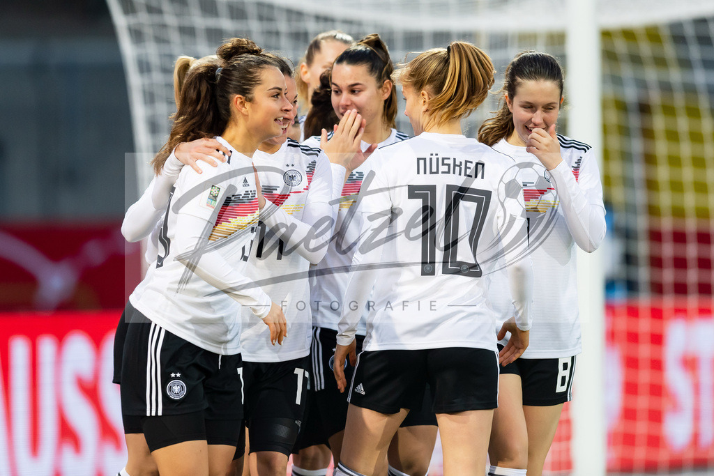 GERTUR20211126_003 | Fussball, Frauen: Lea Schueller (Germany) Torjubel, jubelt mit ihrer Mannschaft nach dem Treffer zum 1:0 bei dem Spiel der WM-Qualifikation zwischen Deutschland und Tuerkei im Eintracht-Stadion am 26.11.2021 in Braunschweig, Deutschland. - Realisiert mit Pictrs.com