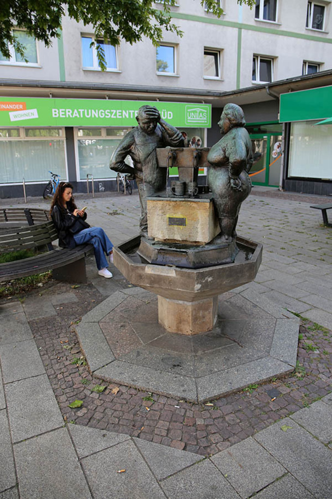 Connewitz - Trinkbrunnen: Ausschank | Entdecke über 20 Kategorien Leipzig-Motive: Foto-Downloads, hochwertige Poster, Leinwand- & Fine-Art-Prints. Jetzt Lieblingsfoto im Bildlexikon Leipzig Shop bestellen!