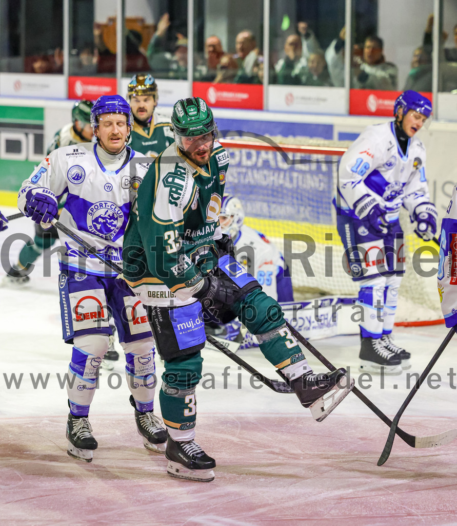2025-09-26_040_TSV_Erding_gegen_SC_Riessersee | Erding, Deutschland, 26.09.2025:Eishockey, Oberliga Süd 2025 / 2026, 3. Spieltag, TSV Erding gegen SC Riessersee, Endergebnis: 3:5Thomas Schmid (SC Riessersee, #5), Marc Schmidpeter (Erding Gladiators, #33)Foto: Christian Riedel / fotografie-riedel.net