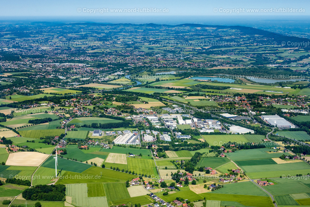 Porta_Westfalica_Holtrup_Gewerbegebiet_ELS_4598050623 | PORTA WESTFALICA 05.06.2023 Gewerbegebiet und Firmenansiedlung " Holtrup " an der Straße Osterkamp in Porta Westfalica im Bundesland Nordrhein-Westfalen, Deutschland. // Industrial estate and company settlement " Holtrup " on street Osterkamp in Porta Westfalica in the state North Rhine-Westphalia, Germany. Foto: Martin Elsen