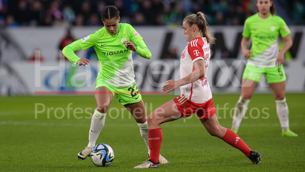 Fussball, Google Pixel Frauen-Bundesliga, VfL Wolfsburg - FC Bayern München | v.li.: Sveindis Jonsdottir (VfL Wolfsburg, 23) und Georgia Stanway (FC Bayern München, 31) im Zweikampf, Duell, Dynamik, Aktion, Action, Spielszene, DIE DFB-RICHTLINIEN UNTERSAGEN JEGLICHE NUTZUNG VON FOTOS ALS SEQUENZBILDER UND/ODER VIDEOÄHNLICHE FOTOSTRECKEN. DFB REGULATIONS PROHIBIT ANY USE OF PHOTOGRAPHS AS IMAGE SEQUENCES AND/OR QUASI-VIDEO.