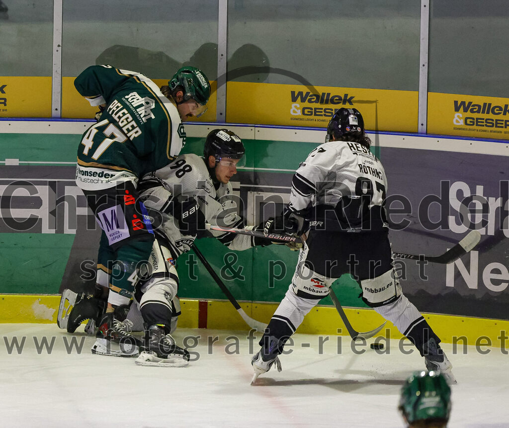 2026-01-30_039_TSV_Erding_gegen_EHF_Passau_Black_Hawks | Erding, Deutschland, 30.01.2026:Eishockey, Oberliga Süd 2025 / 2026, 42. Spieltag, TSV Erding gegen EHF Passau Black Hawks, Endergebnis: 2:6Marco Pfleger (Erding Gladiators, #47), Tjalf Deichmann (EHF Passau Black Hawks, #98), Rene Röthke (EHF Passau Black Hawks, #97)Foto: Christian Riedel / fotografie-riedel.net