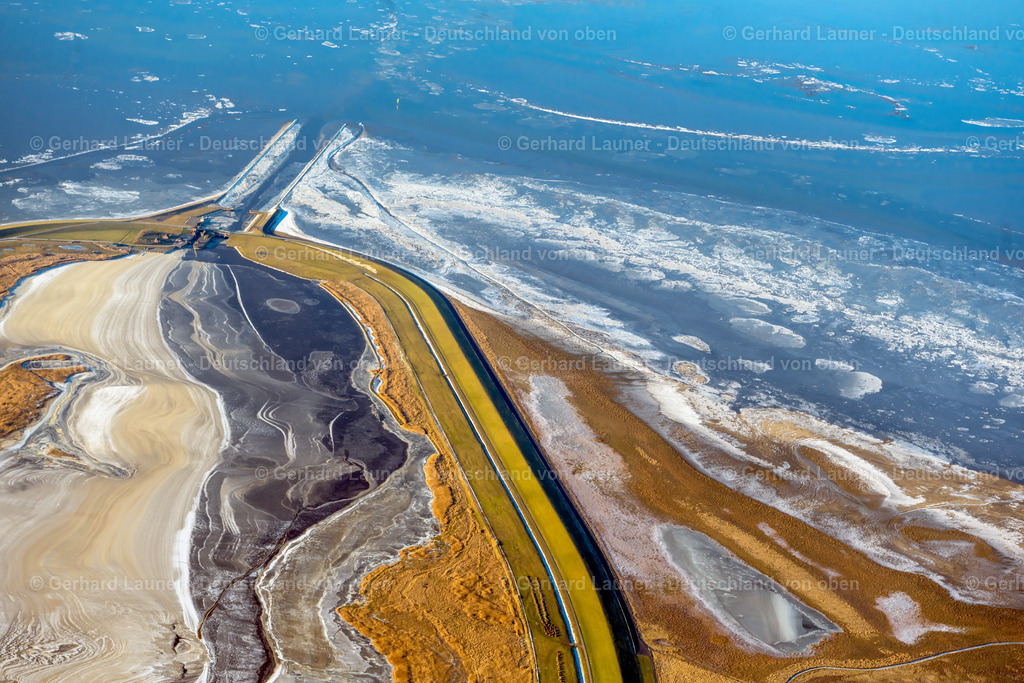 4044078 | Natueschutzgebiet Leyhörn, Nationalpark Niedersächsisches Wattenmeer KRUMMHöRN 13.02.2021 Winterlich schneebedeckte Acker- Rand eines Soll Biotopes auf einer Feld- Oberfläche im Naturschutzgebiet Leyhörn an der Leybucht an der Nordseeküste bei Greetsiel im Bundesland Niedersachsen, Deutschland. Weiterführende Informationen bei: NABU - Naturschutzbund Deutschland e.V.. // Wintry snowy field edge of a target biotope in the field surface in the Leyhoern nature reserve on the Leybucht in the North Sea in Greetsiel in the state Lower Saxony, Germany. Further information at: NABU - Naturschutzbund Deutschland e.V.. Foto: Gerhard Launer