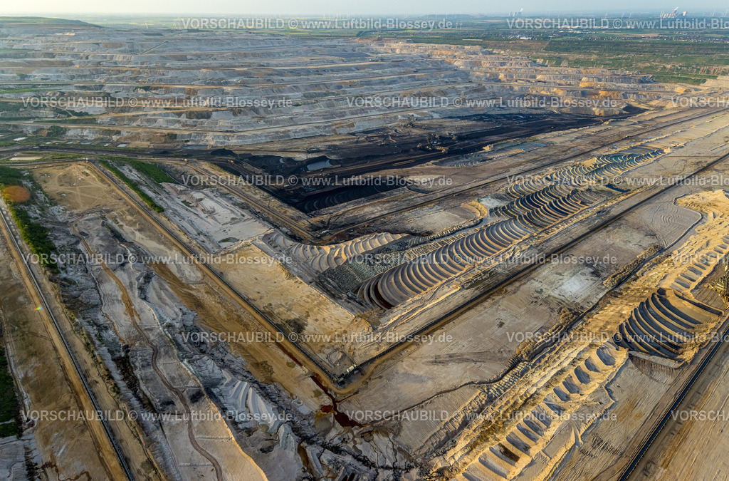 Niederziers240403738BraunkohleTagebauHambacherForst | Luftbild, BraunkohleTagebau Hambacher Forst, Braunkohlengewinnung Rheinisches Revier, Natur Raubbau, Schaufelradbagger, Fernsicht, Ellen, Niederzier, Rheinland, Nordrhein-Westfalen, Deutschland