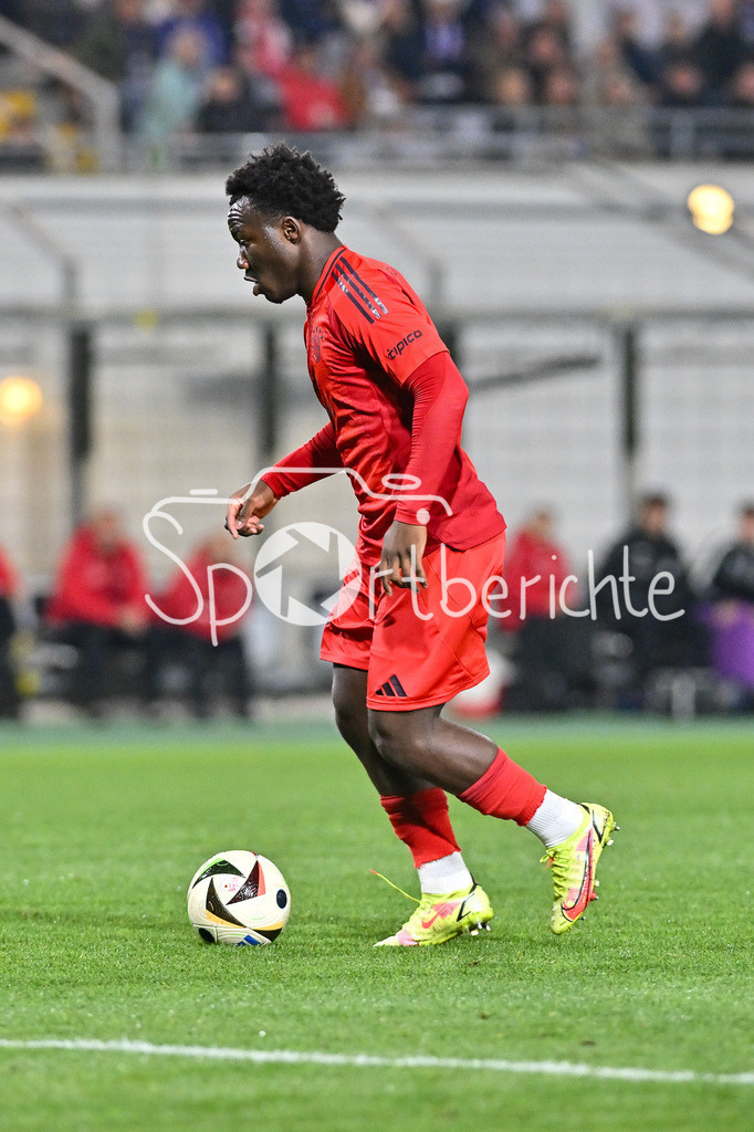FC Bayern Amateure - TSV Schwaben Augsburg | am Ball Nestory IRANKUNDA (FC Bayern München II #9) / Freisteller / Einzelfoto / Regionalliga Bayern: FC Bayern Muenchen II - TSV Schwaben Augsburg, Gruenwalder Stadion am am 25.10.2024