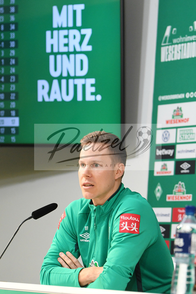 20200129_PKSVWB_0003 | Fußball, Herren: Niklas Moisander (SV Werder Bremen) schaut bei der Pressekonferenz des SV Werder Bremen am 29.01.2020 im wohninvest Weserstadion in Bremen, Deutschland.(Foto von Nico Paetzel) - Realisiert mit Pictrs.com