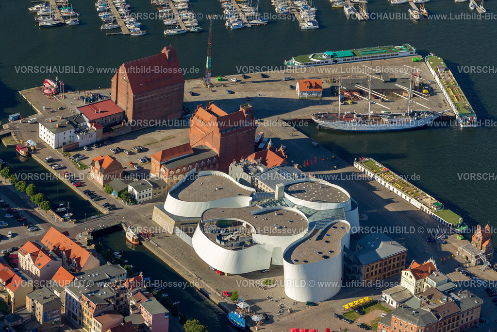 Stralsund12084293 | Hafen, Marina mit dem Deutsche Meeresmuseum und dem Ozeaneum, Stralsund, mit der von Wasser umgebenen Altstadtinsel am Strelasund,  Stralsund, Ostsee, Mecklenburg-Vorpommern, Deutschland, Europa