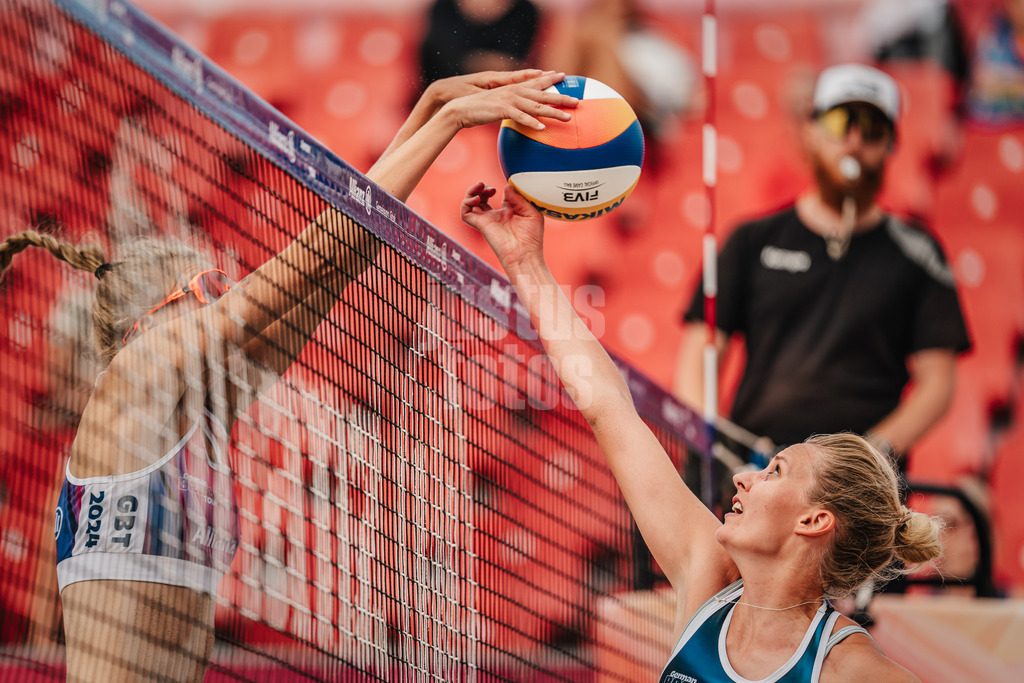 Beachvolleyball | Frauen | Allianz German Beach Tour 2024 | Tourstop Kühlungsborn 2 | 15.08.2024 | rechts Nele Schmitt wird geblockt von links Nele Barber