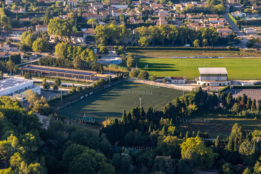 Vue aérienne: Stade de la Petite Crau à le quartier Partie Nord Est in Saint-Rémy-de-Provence dans le département Bouches du Rhône, France. Photo: IMG_129616.jpg prise le 23/09/2021 par Werner Riehm/FLY-FOTO.eu – Résolution de l'original: 5472 x 3648 px