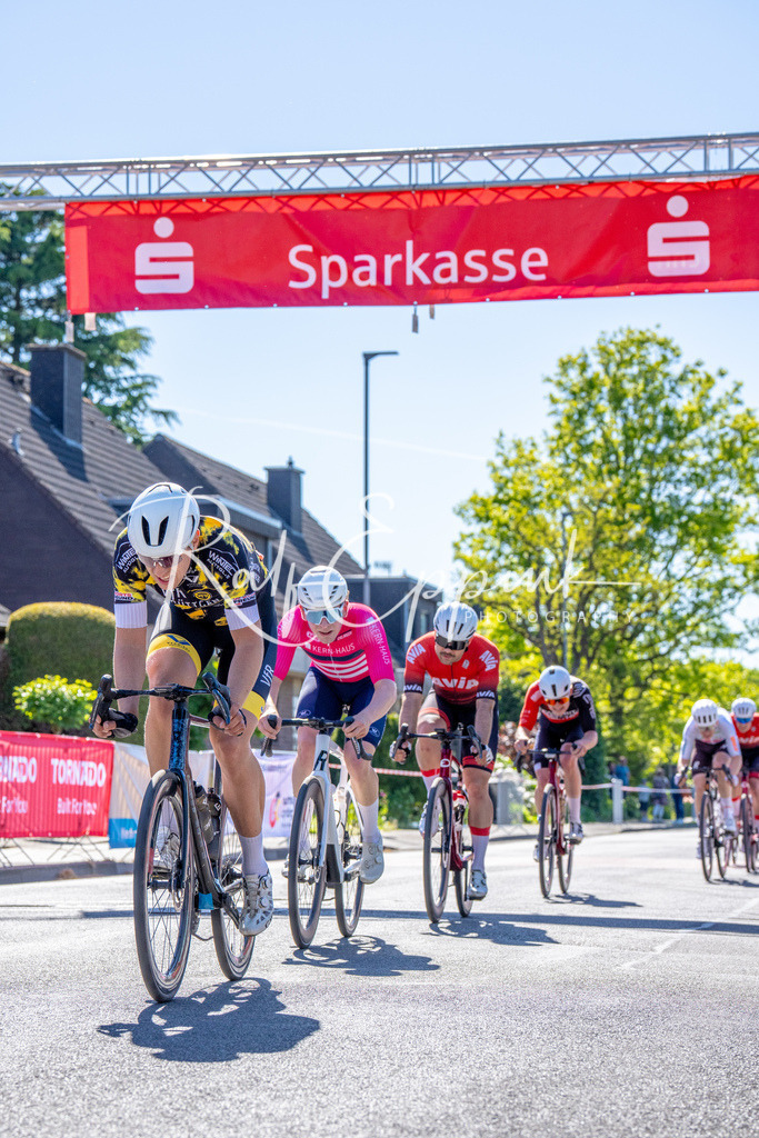 Spurt in den Mai 2026 - Großer Preis der Sparkasse Neuss | Annual one-day road cycling race "Großer Preis der Sparkasse Neuss" held in Büttgen, Germany, organized by VfR Büttgen 1912 e.V. The event features multiple races across all age categories from U11 youth to Elite men. - Realisiert mit Pictrs.com