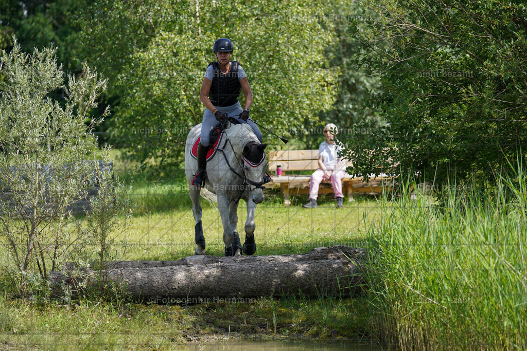 20240622-FAH07853 | Turnierfotografen Bayern, Reitsportbilder aus dem Geländekurs mit Felix Etzel auf dem Gut Waitzacker 2024